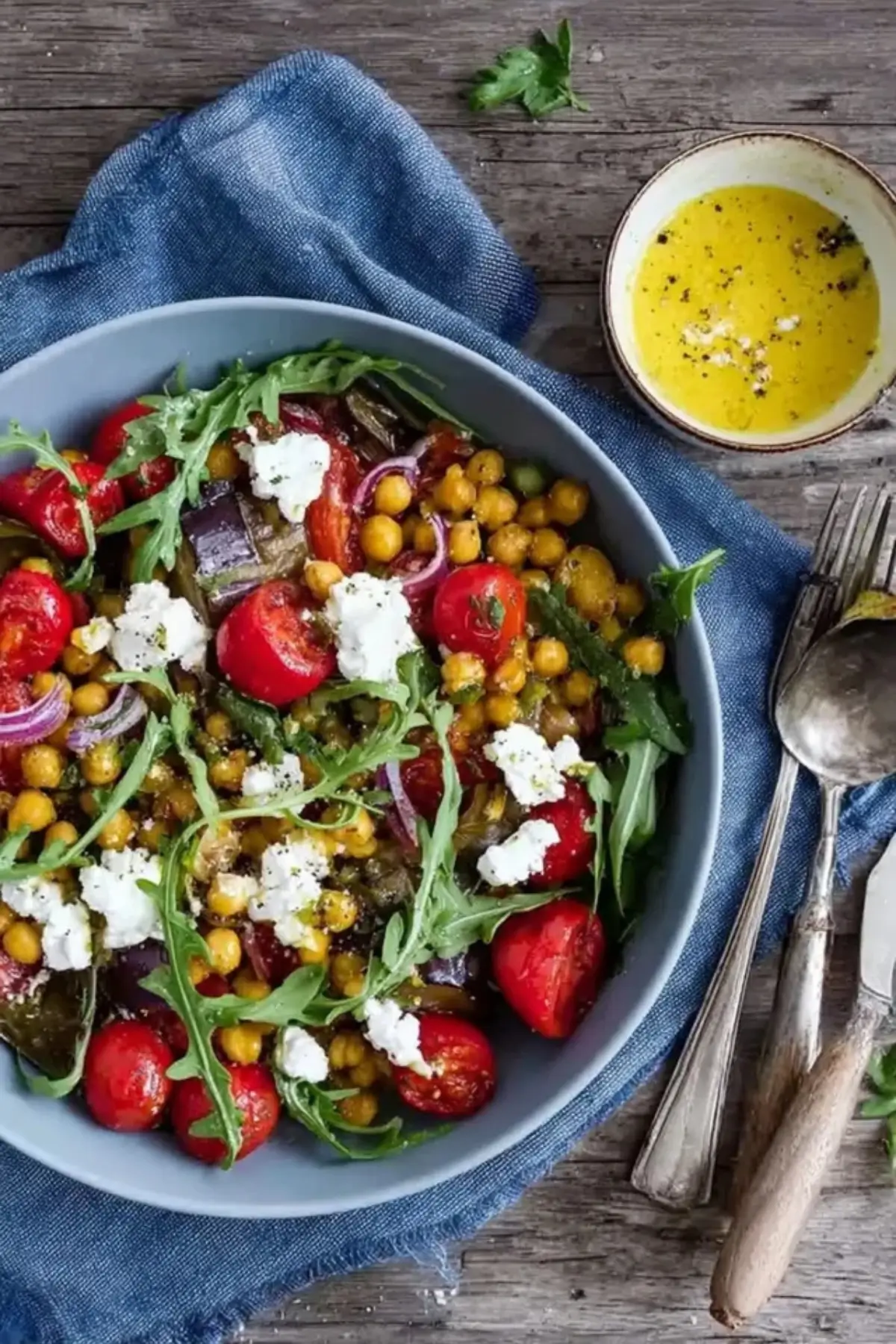 Auberginen Tomaten Salat mit Kichererbsen und Feta