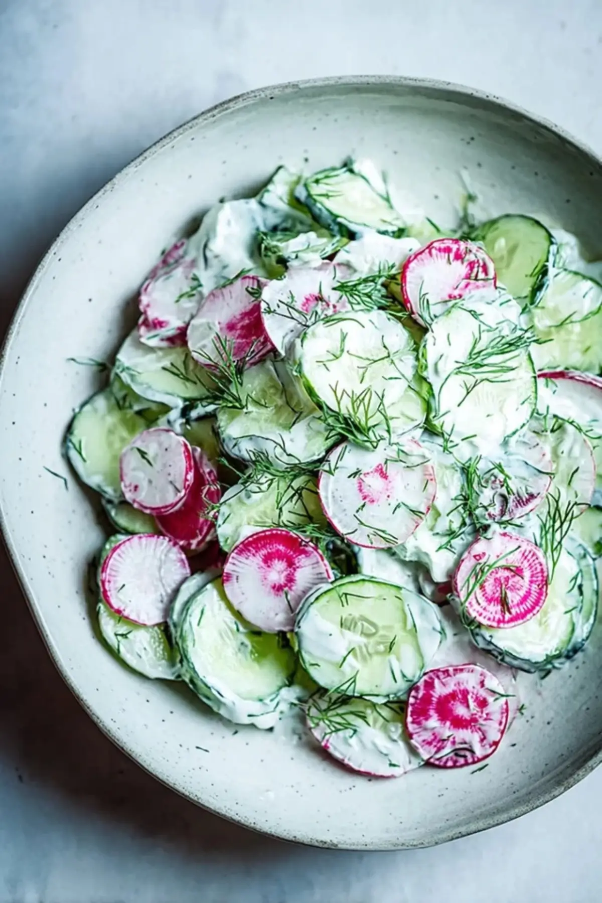 GURKEN RADIESCHEN SALAT MIT SOUR CREAM