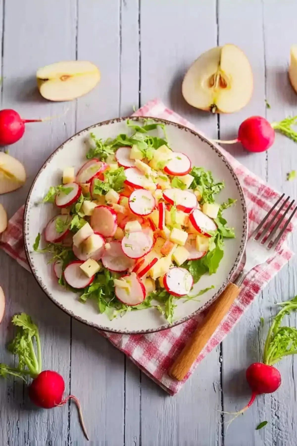 Knackiger Radieschensalat mit Apfel