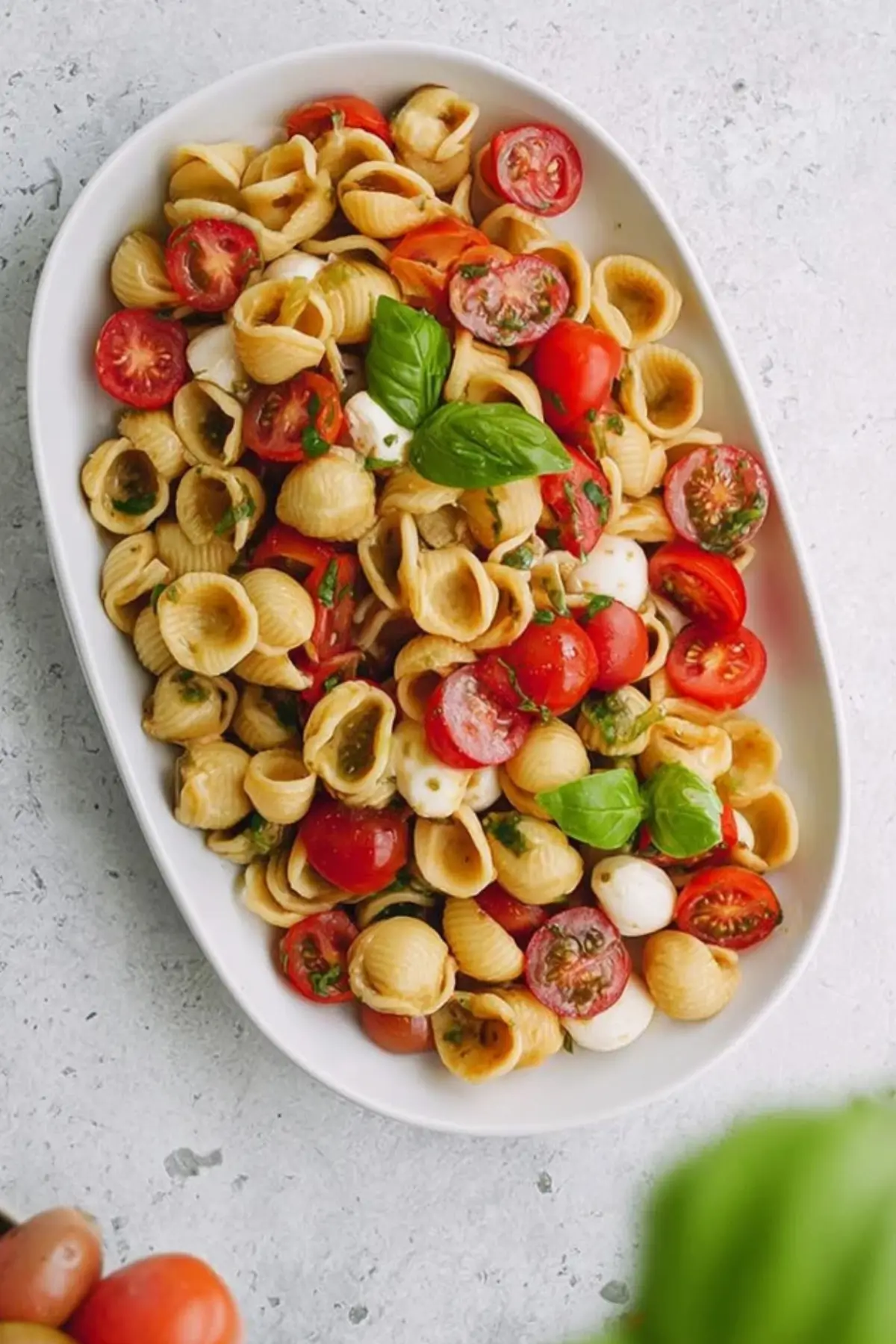 Nudelsalat Caprese mit Tomaten und Mozzarella