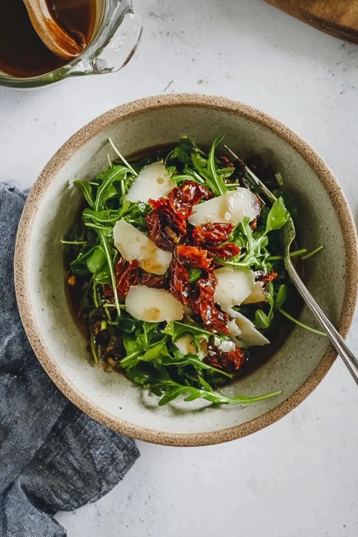 Rucola Salat mit getrockneten Tomaten und Parmesan