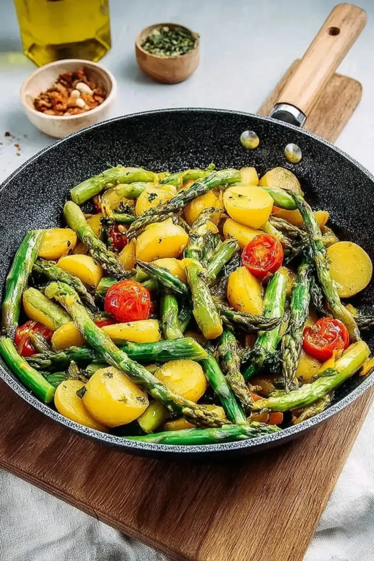 Spargelpfanne mit Kartoffeln