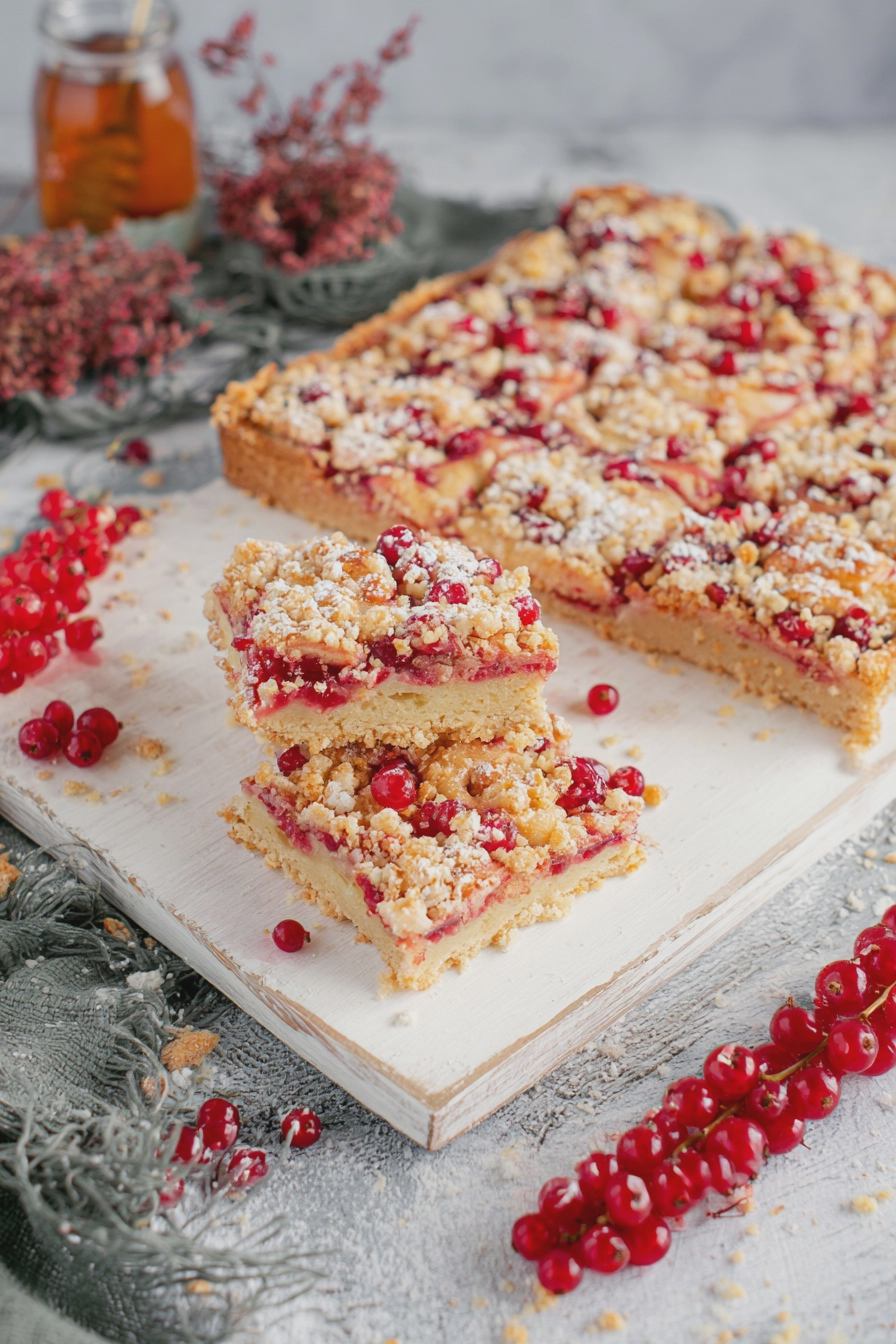 Frisch gebackener Streuselschnecken Blechkuchen mit Johannisbeeren auf einem Teller